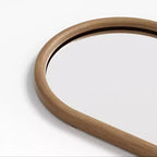 Specchio a figura intera da appoggio con cornice in legno e parte superiore ad arco