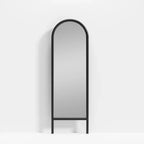 Specchio a figura intera da appoggio con cornice in legno e parte superiore ad arco