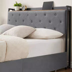 Struttura letto matrimoniale con stazione di ricarica e 4 cassetti contenitore, letto a piattaforma imbottito in velluto grigio con testiera contenitore e doghe in legno