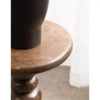 Tavolino rotondo di design in legno massello con base a piedistallo