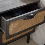 Comodino a 2 cassetti con rete in rattan